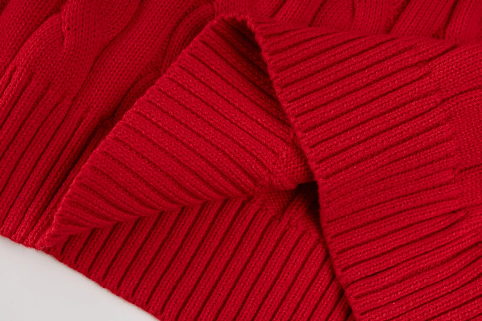 P220 #R91 RALPH LAUREN Ralph Lauren fourteen colors classic small label embroidery round neck pullover cable cardigan sweater men's top, high-density LOGO embroidery on the chest, original customization of tag accessories. Made of pure cotton yarn, pure cotton is skin-friendly and comfortable, small label war horse embroidered twist button round neck sweater 🐎 high quality, follow the blogger to learn how to wear it! Let’s buy a Ralph Lauren cable sweater. It’s a super hard-to-find series after it became popular. It’s hard to find one on the official website. It’s simple and practical to wear, with a lazy and loose feel. The thickened fabric has more texture, feels soft and delicate, and has a loose fit. Whether worn alone or layered, you can wear different styles of fashion with just one piece!   Size：XS S M L Sleeve length: 59/60/61/62/63